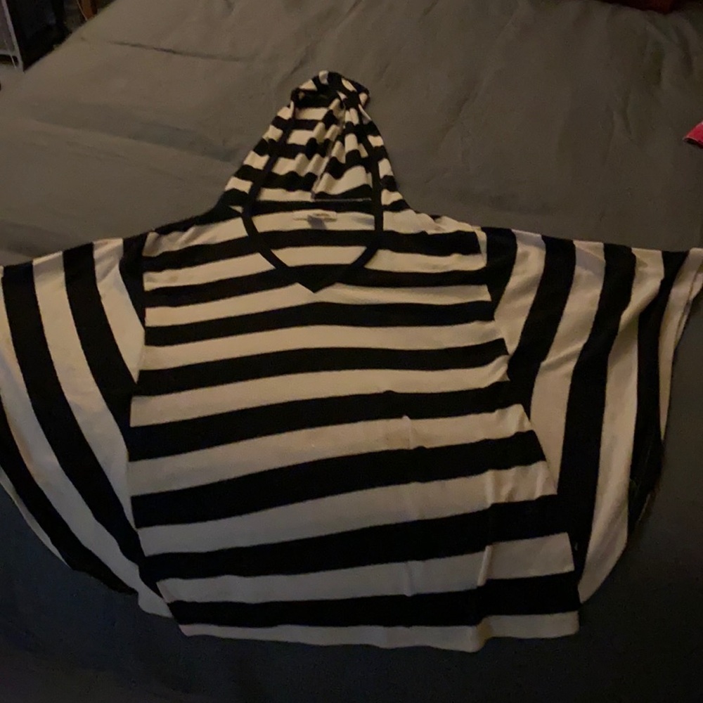 Cute black n white poncho.